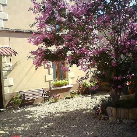 Les Trois Puits Bed & Breakfast Brion-pres-Thouet Exterior photo