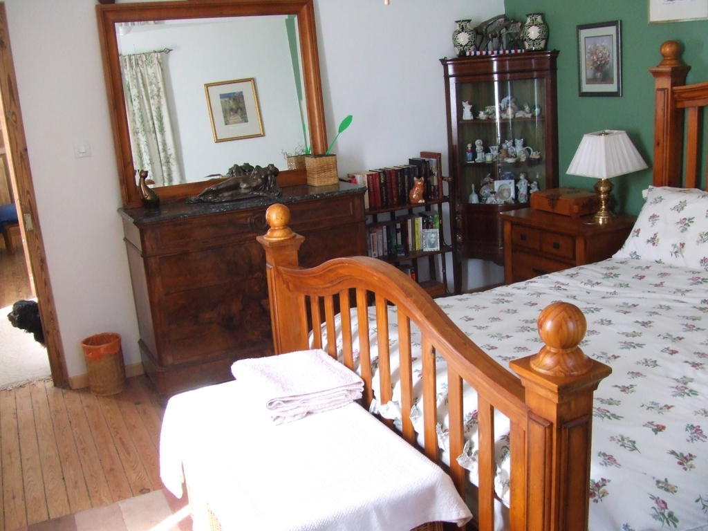 Les Trois Puits Bed & Breakfast Brion-pres-Thouet Room photo