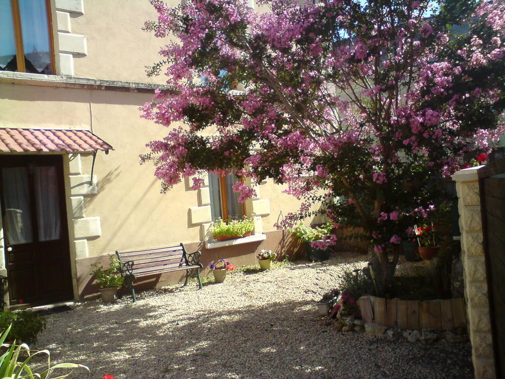 Les Trois Puits Bed & Breakfast Brion-pres-Thouet Exterior photo